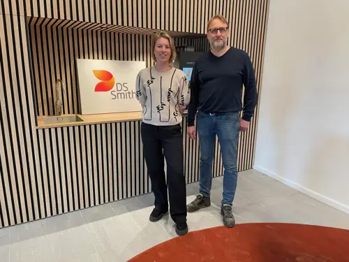 Emmie Nilsson, projektansvarig Nivika och Zelko Balinovic, produktionschef DS Smith